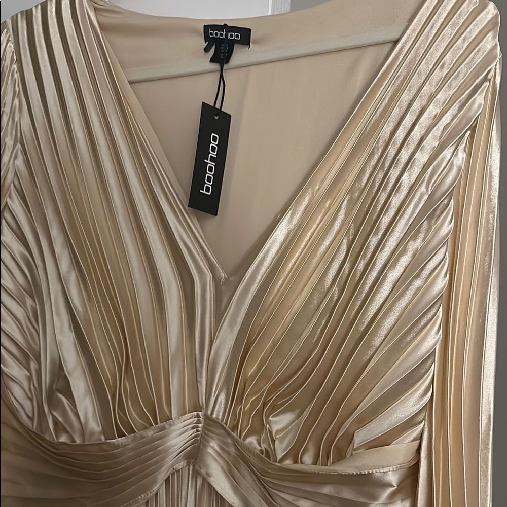 Boohoo Metallic Gold Pleated Long Sleeve Maxi Dress - Picture 3 of 3